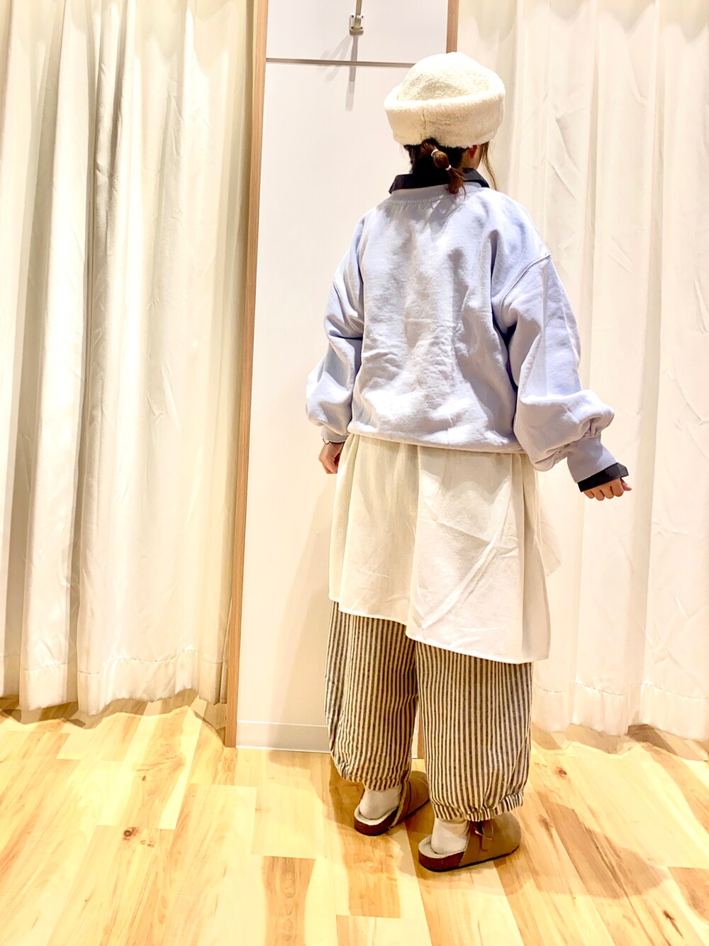 ブルー系のスウェット、ホワイト系のシャツ/ブラウス、グレー系のその他パンツを着用したレディースの冬コーディネートの2枚目の写真