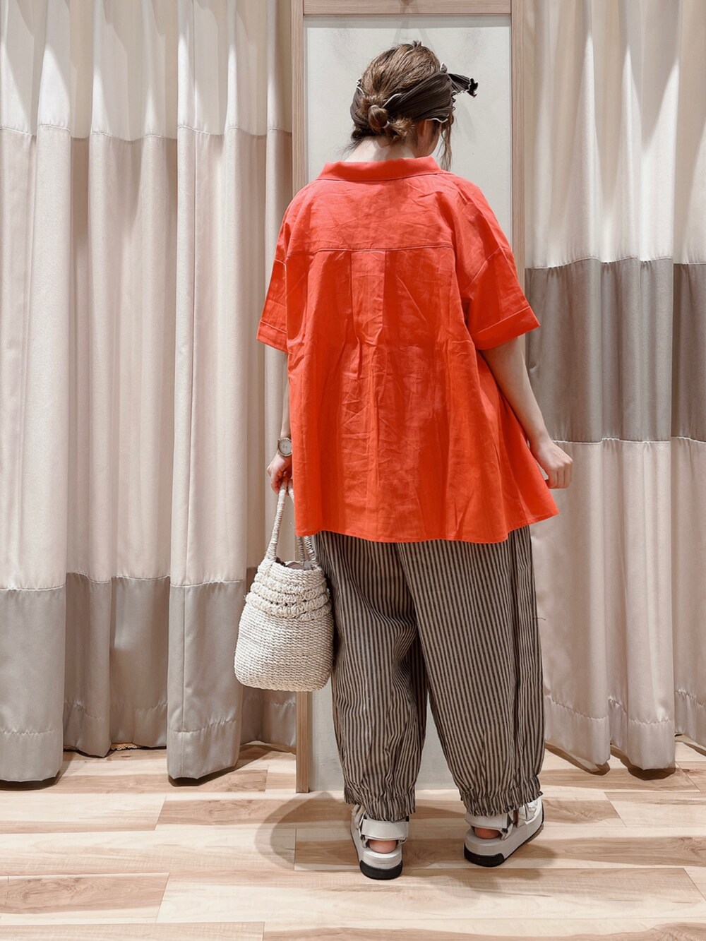 ホワイト系のタンクトップ、レッド系のシャツ/ブラウス、ベージュ系のその他パンツを着用したレディースの夏コーディネートの2枚目の写真