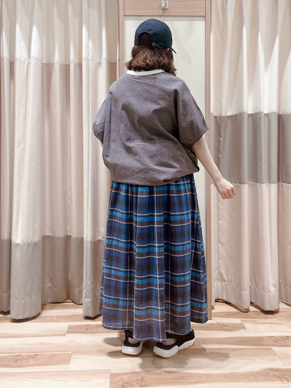 グレー系のシャツ/ブラウス、ブルー系のスカート、ブラック系のサンダルを着用したレディースの夏コーディネートの2枚目の写真