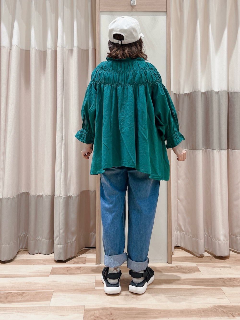 ホワイト系のTシャツ/カットソー、グリーン系のシャツ/ブラウス、ブルー系のその他パンツを着用したレディースの夏コーディネートの2枚目の写真