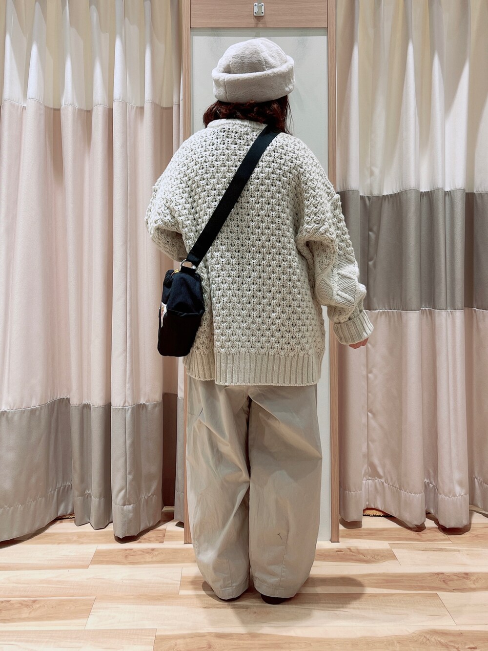 ブラウン系のシャツ/ブラウス、ホワイト系のカーディガン/ボレロ、ベージュ系のカーゴパンツを着用したレディースの秋コーディネートの2枚目の写真