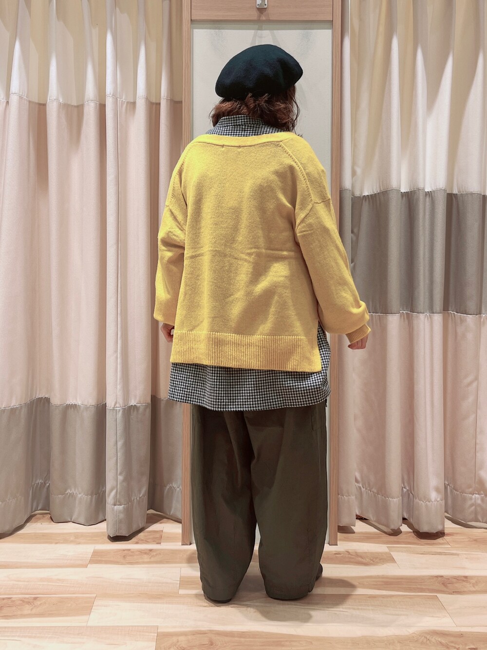 イエロー系のカーディガン/ボレロ、ブラック系のチュニック、グリーン系のカーゴパンツを着用したレディースの秋コーディネートの2枚目の写真