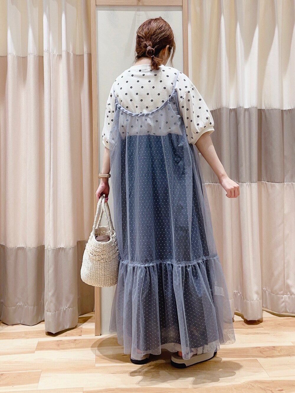 ホワイト系のTシャツ/カットソー、グレー系のワンピース、ブラック系のスカートを着用したレディースの夏コーディネートの2枚目の写真