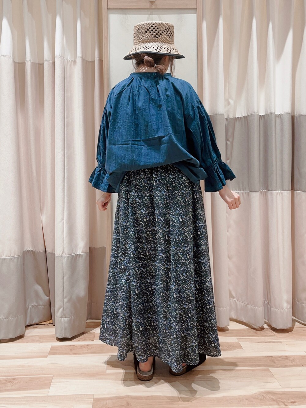 ブルー系のシャツ/ブラウス、ブラック系のスカート、ブラック系のサンダルを着用したレディースの夏コーディネートの2枚目の写真