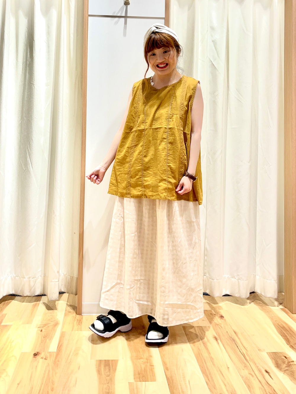 オレンジ系のシャツ/ブラウス、ホワイト系のTシャツ/カットソー、ホワイト系のスカートを着用したレディースの夏コーディネートの2枚目の写真