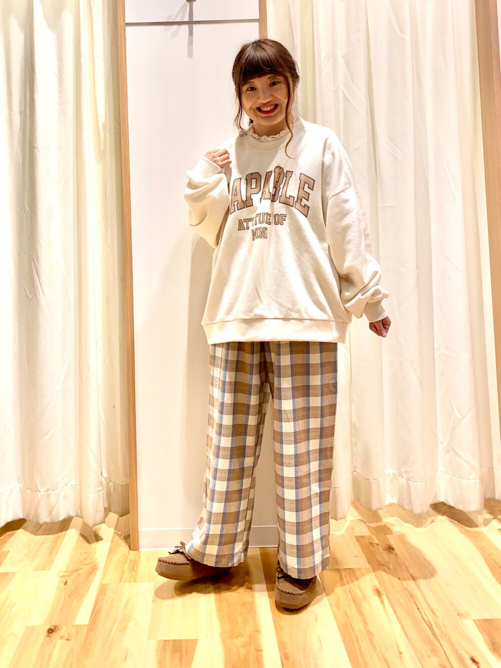 ホワイト系のスウェット、ホワイト系のベスト、ホワイト系のその他パンツを着用したレディースの冬コーディネートの3枚目の写真