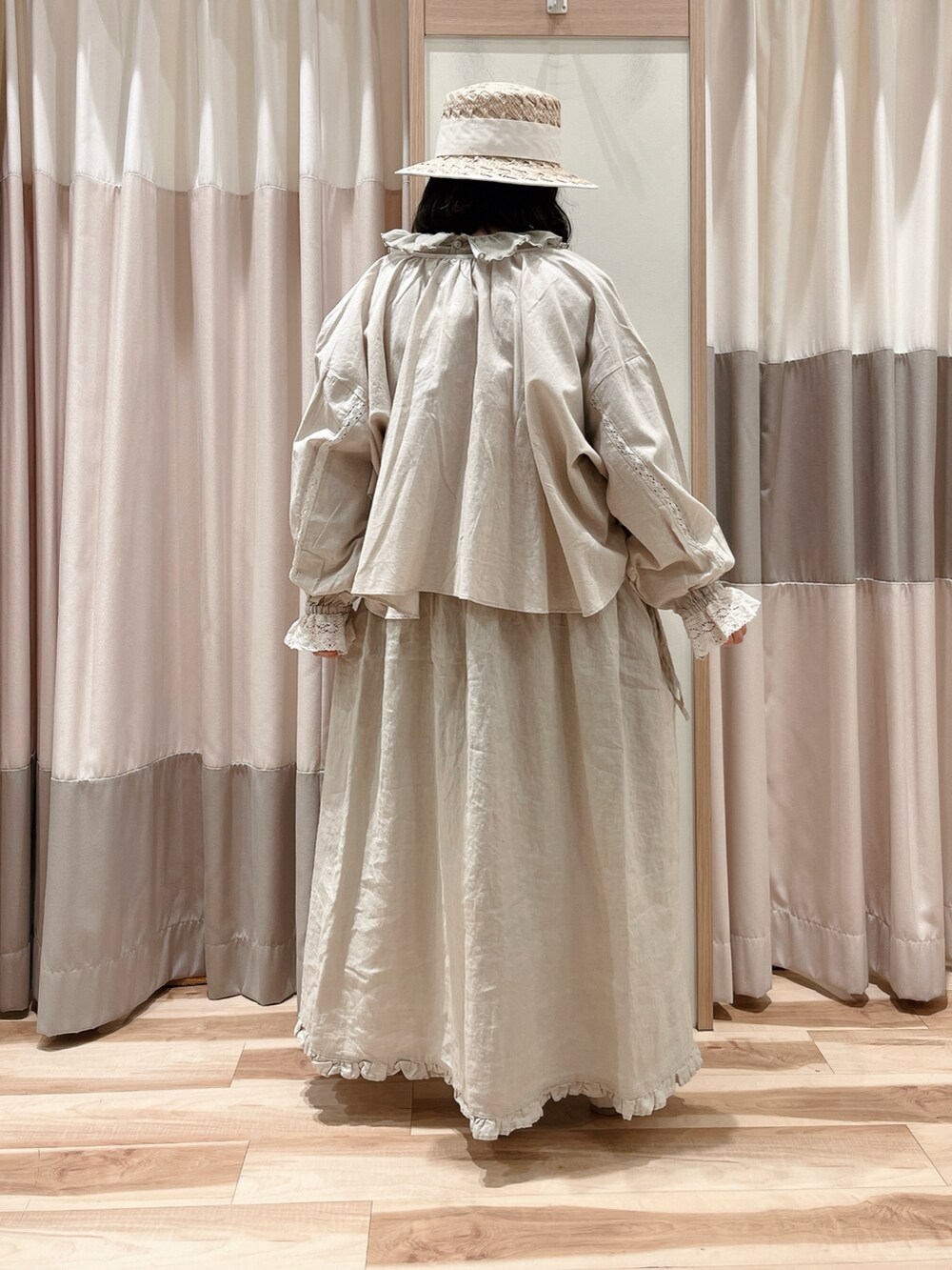 ベージュ系のシャツ/ブラウス、ホワイト系のワンピース、ベージュ系のTシャツ/カットソーを着用したレディースの春コーディネートの2枚目の写真