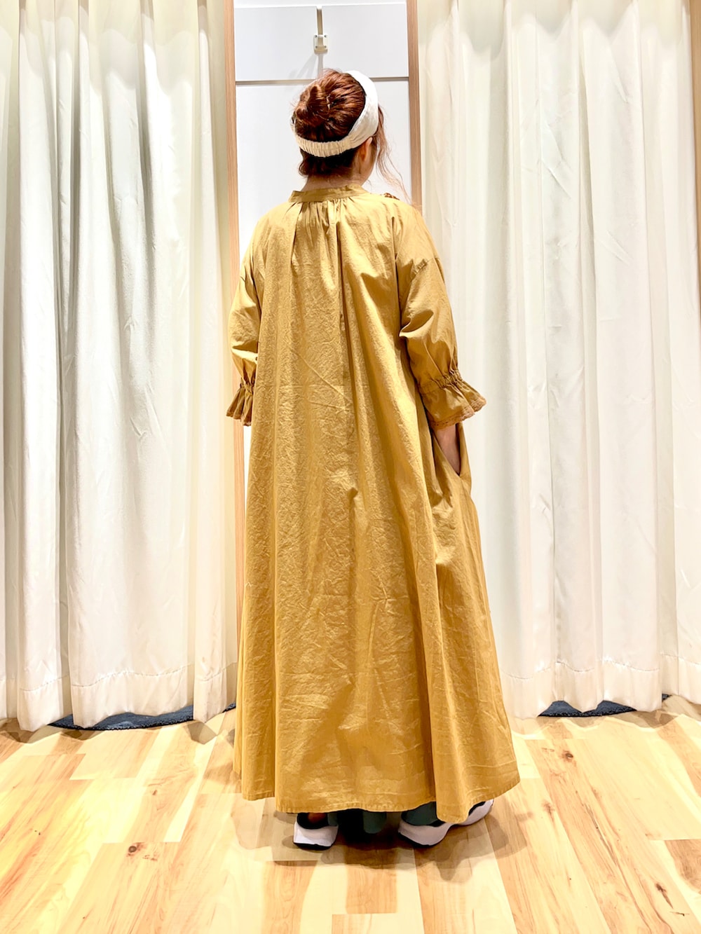 ホワイト系のTシャツ/カットソー、オレンジ系のワンピース、グリーン系のその他パンツを着用したレディースの夏コーディネートの2枚目の写真