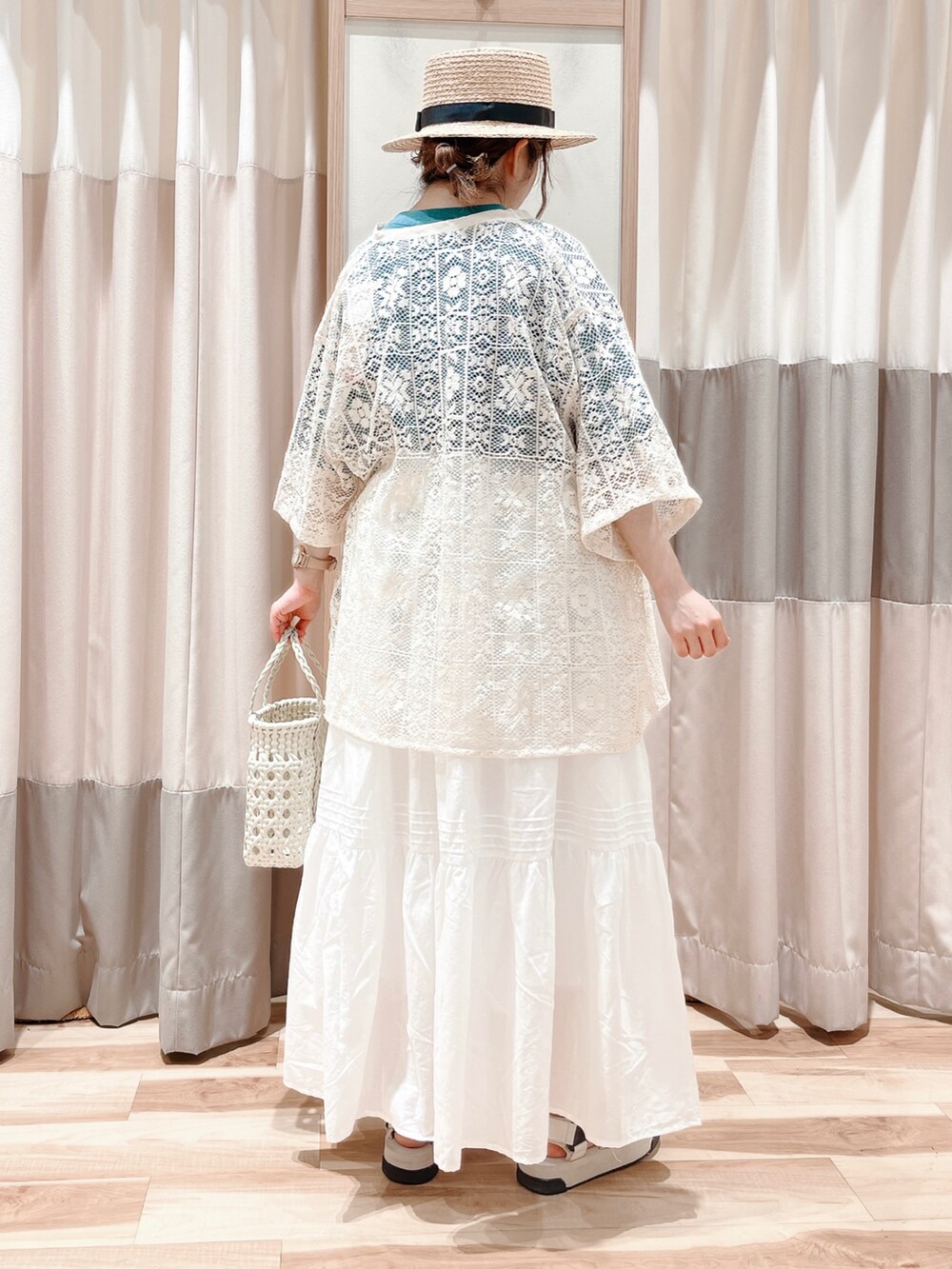 グリーン系のTシャツ/カットソー、ホワイト系のシャツ/ブラウス、ホワイト系のスカートを着用したレディースの夏コーディネートの2枚目の写真