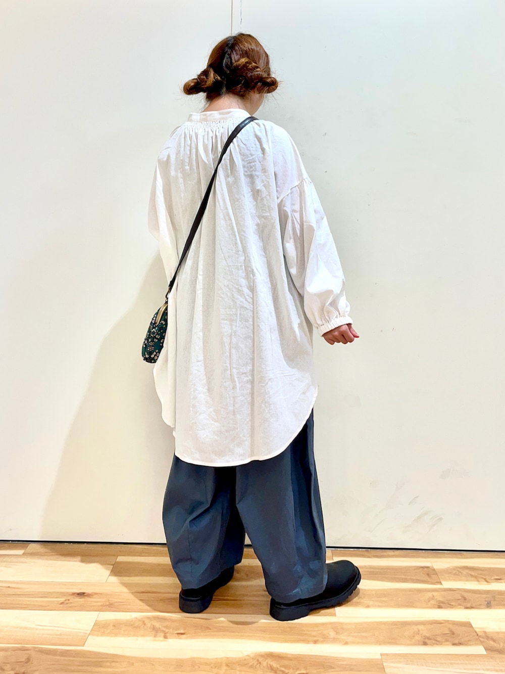 ホワイト系のシャツ/ブラウス、ブルー系のその他パンツ、グリーン系のハンドバッグを着用したレディースの秋コーディネートの2枚目の写真