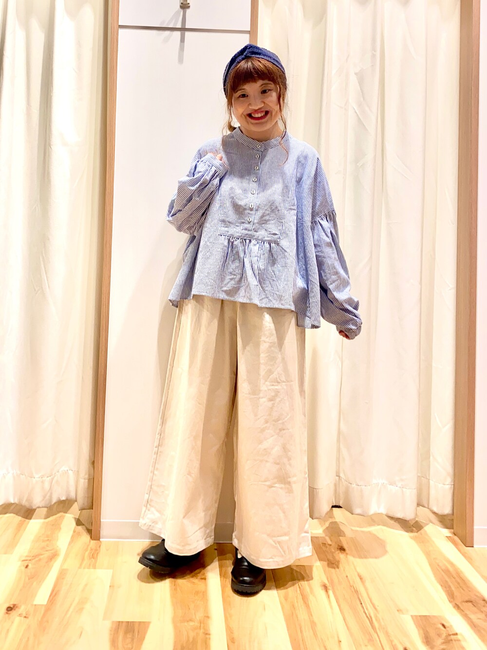 ブルー系のシャツ/ブラウス、ホワイト系のミリタリージャケット、ホワイト系のその他パンツを着用したレディースの春コーディネートの3枚目の写真