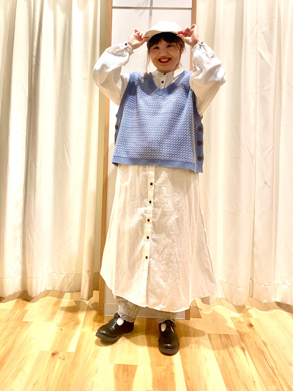 ブルー系のベスト、ホワイト系のワンピース、グレー系のその他パンツを着用したレディースの春コーディネートの4枚目の写真