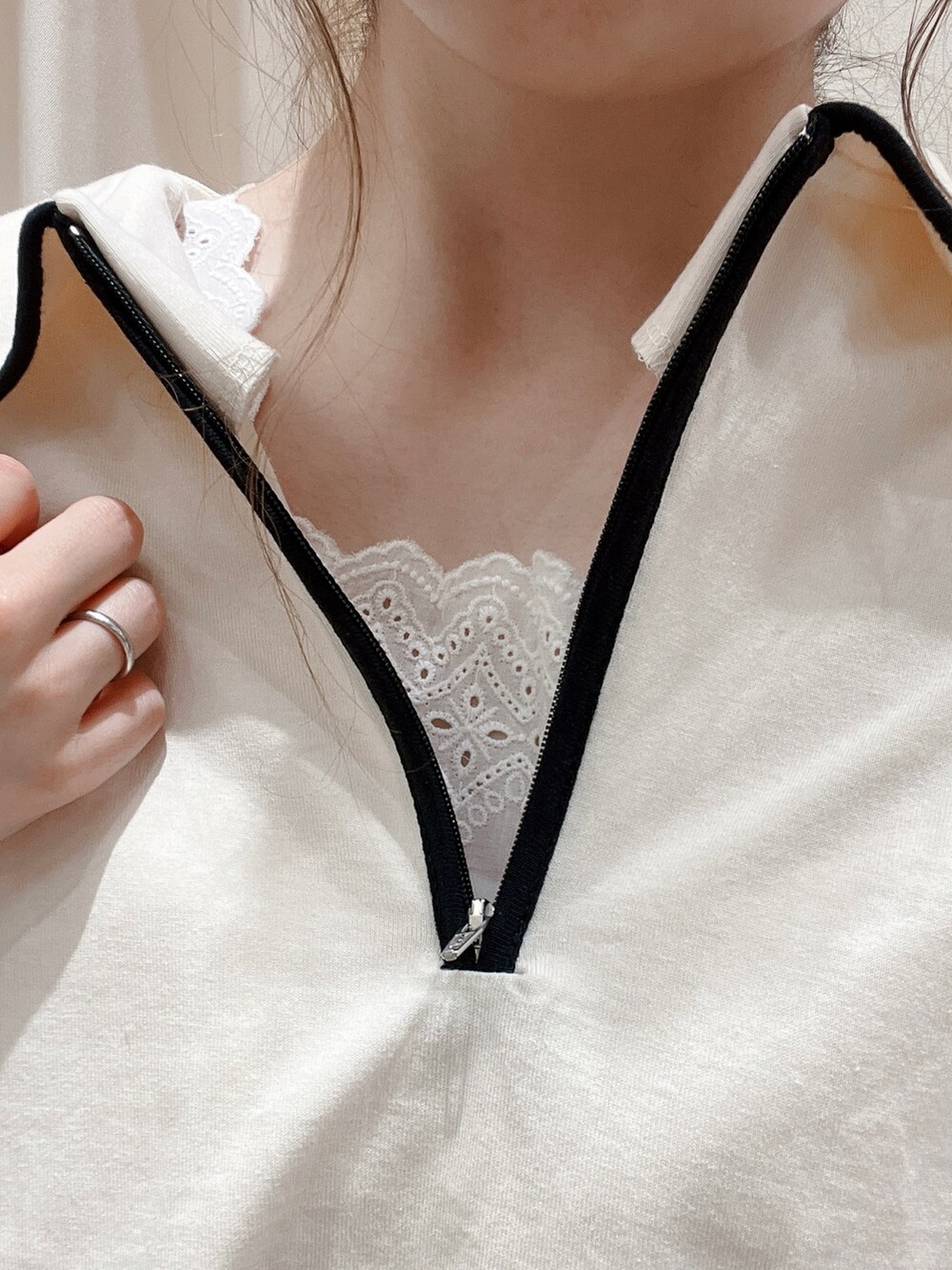 ホワイト系のTシャツ/カットソー、ホワイト系のタンクトップ、グリーン系のスカートを着用したレディースの春コーディネートの3枚目の写真