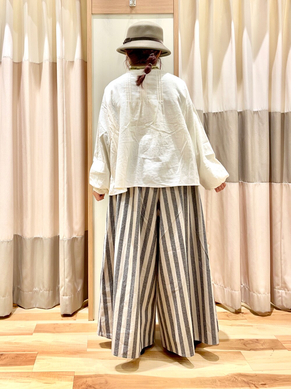 ホワイト系のシャツ/ブラウス、グリーン系のTシャツ/カットソー、グレー系のその他パンツを着用したレディースの秋コーディネートの2枚目の写真