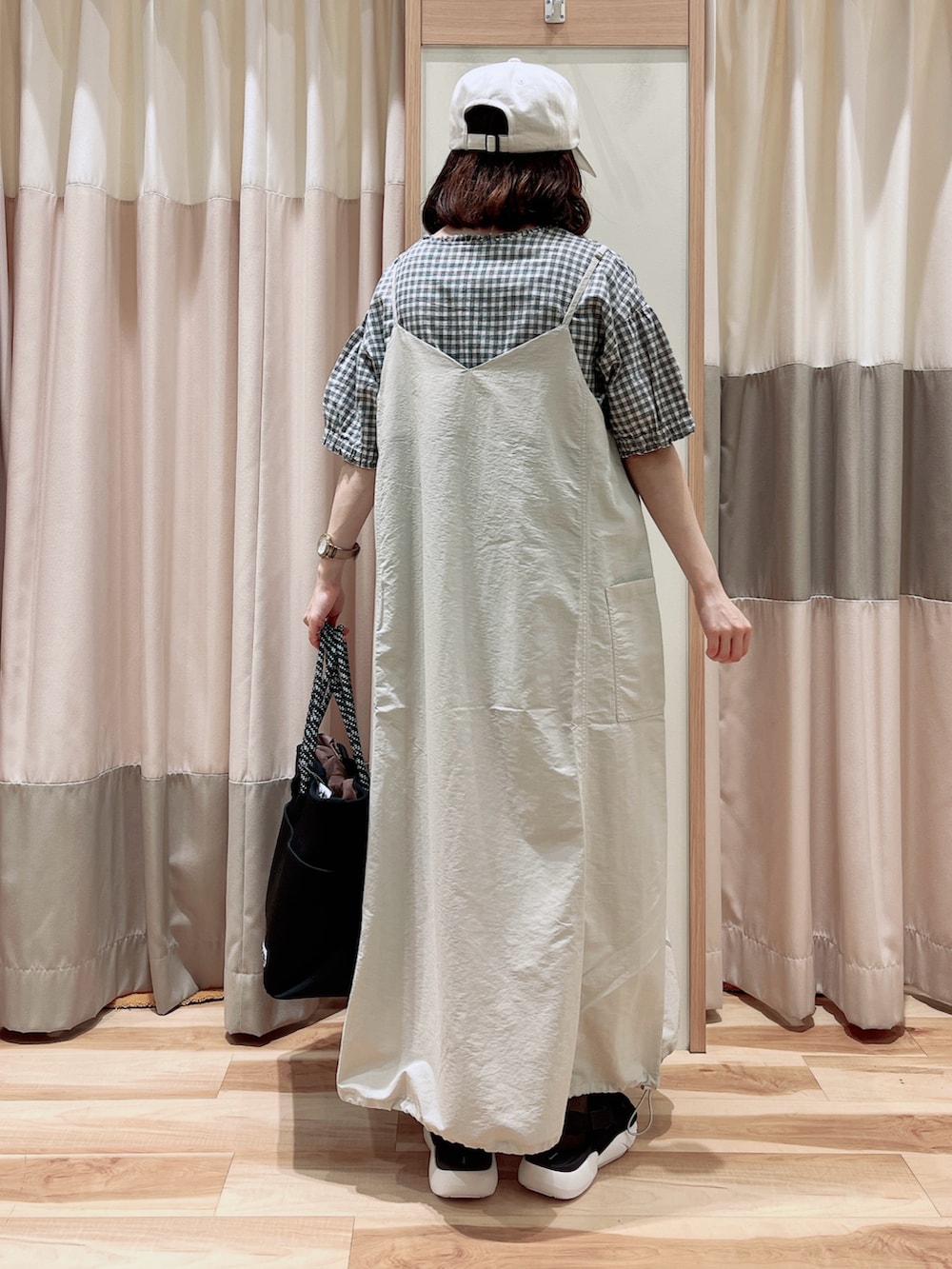 ブラック系のシャツ/ブラウス、ホワイト系のワンピース/ドレス、ブラック系のハンドバッグを着用したレディースの夏コーディネートの2枚目の写真