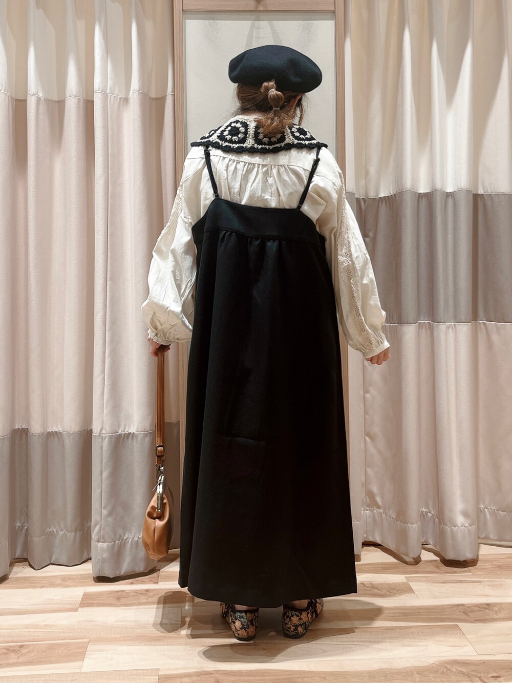 ブラック系のワンピース、ホワイト系のシャツ/ブラウス、イエロー系のハンドバッグを着用したレディースの秋コーディネートの2枚目の写真