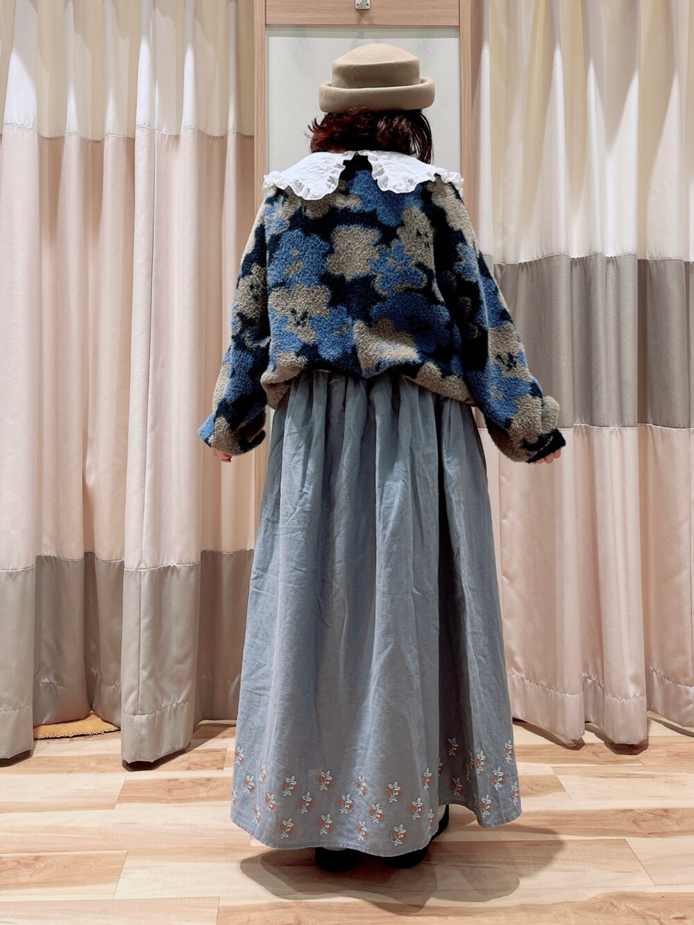 ホワイト系のシャツ/ブラウス、ブルー系のカーディガン/ボレロ、ブルー系のスカートを着用したレディースの秋コーディネートの2枚目の写真