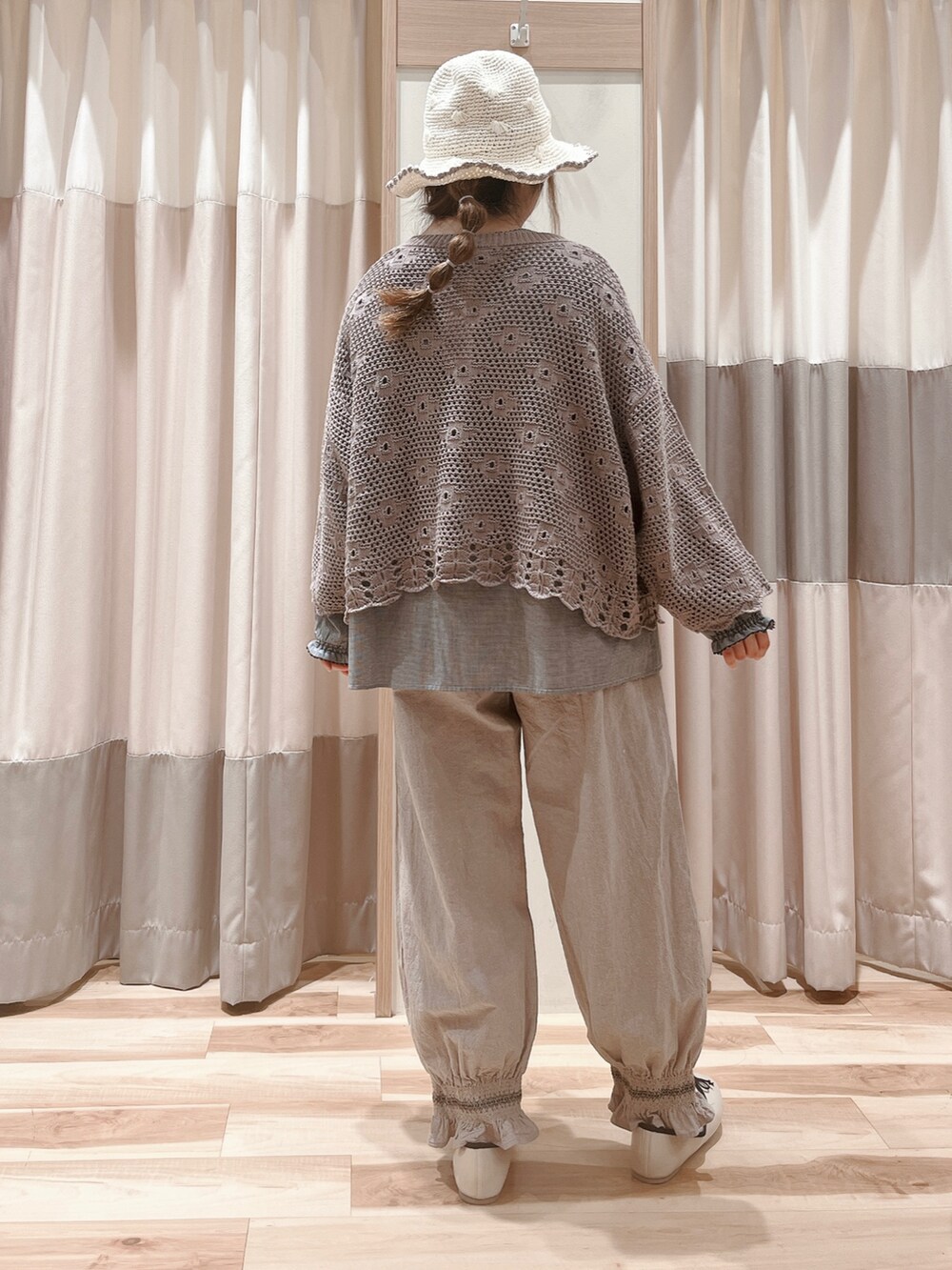 ブラック系のシャツ/ブラウス、ブラウン系のカーディガン/ボレロ、ベージュ系のその他パンツを着用したレディースの春コーディネートの2枚目の写真