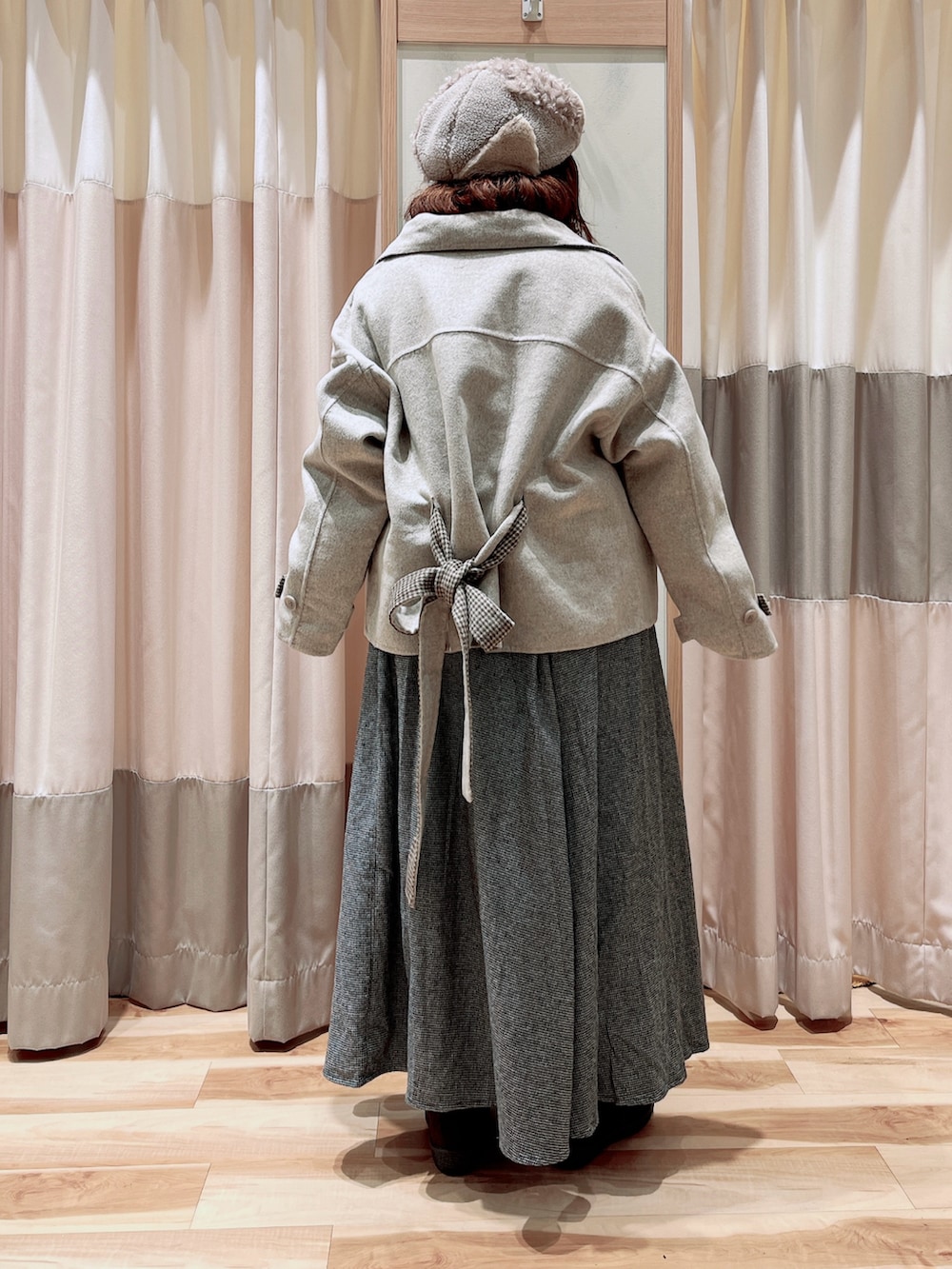 ベージュ系のその他アウター、ブラウン系のベスト、グレー系のシャツ/ブラウスを着用したレディースの冬コーディネートの2枚目の写真