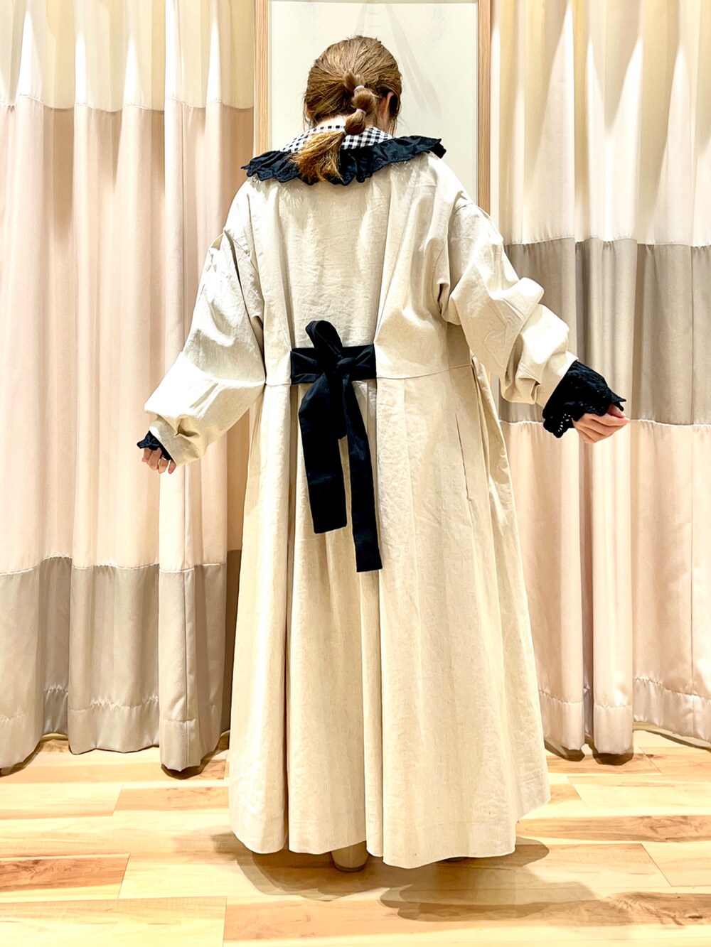 グレー系のシャツ/ブラウス、ホワイト系のその他アウター、ホワイト系のその他パンツを着用したレディースの春コーディネートの2枚目の写真