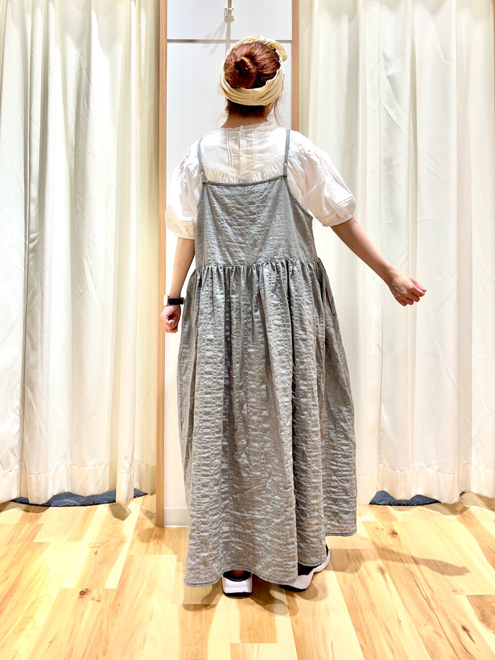 ホワイト系のシャツ/ブラウス、ブラック系のワンピース、ブラック系のサンダルを着用したレディースの夏コーディネートの2枚目の写真