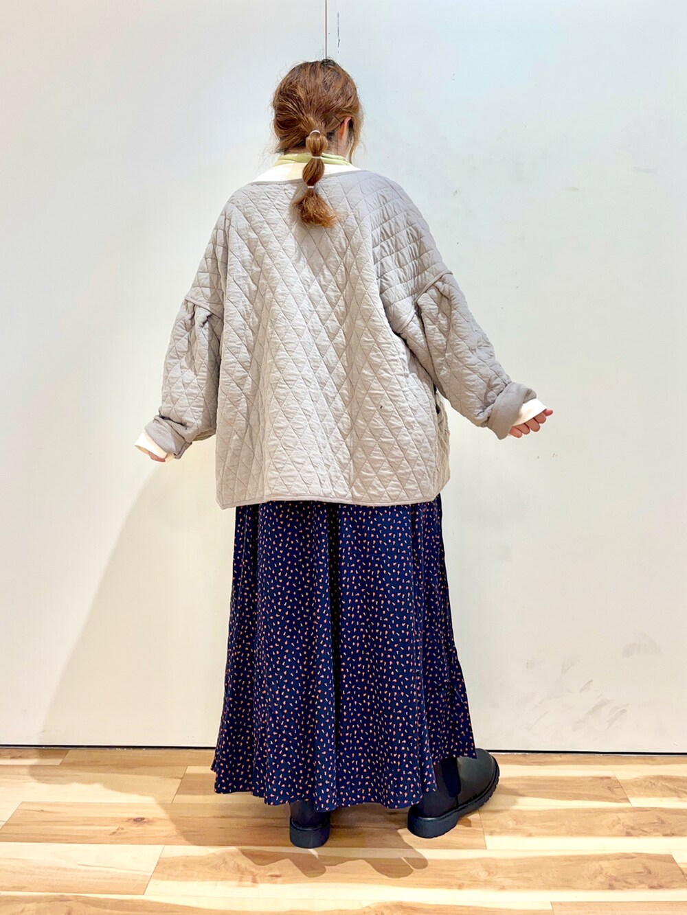 ベージュ系のテーラードジャケット、グリーン系のTシャツ/カットソー、ホワイト系のTシャツ/カットソーを着用したレディースの秋コーディネートの2枚目の写真