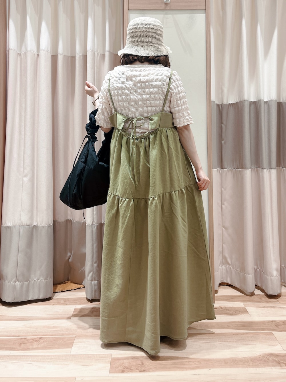 ホワイト系のTシャツ/カットソー、グリーン系のワンピース、ブラック系のハンドバッグを着用したレディースの夏コーディネートの2枚目の写真