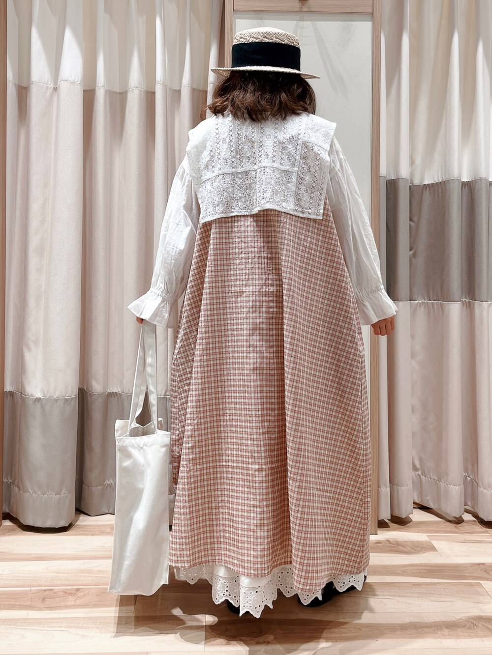 ホワイト系のシャツ/ブラウス、ピンク系のワンピース、ホワイト系のスカートを着用したレディースの夏コーディネートの2枚目の写真