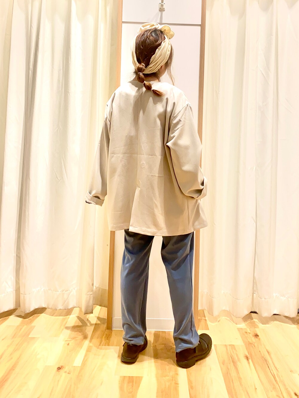 ブラック系のカーディガン/ボレロ、グリーン系のTシャツ/カットソー、ベージュ系のノーカラージャケットを着用したレディースの春コーディネートの3枚目の写真