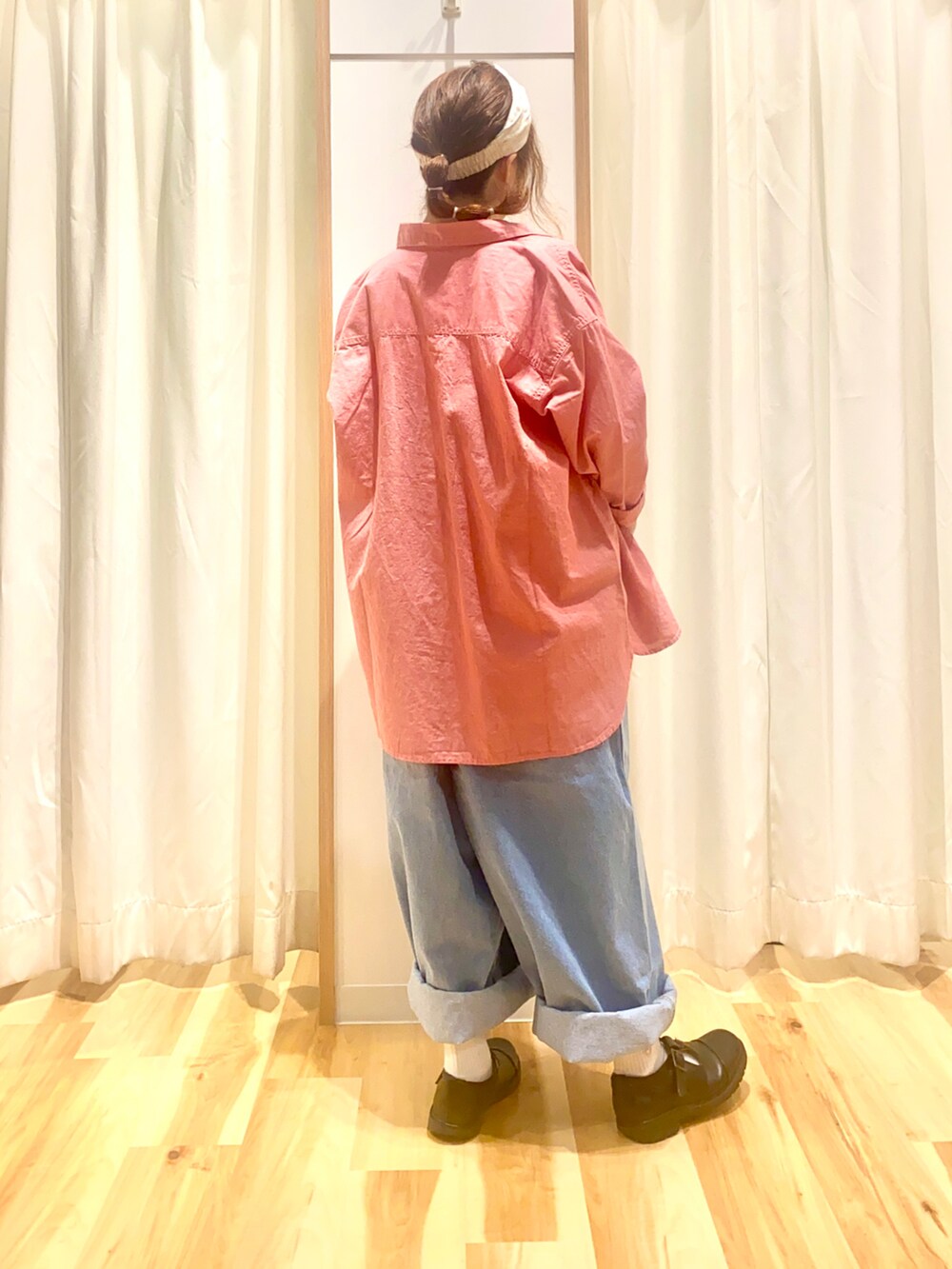 ブルー系のサロペット/オーバーオール、ホワイト系のTシャツ/カットソー、ピンク系のシャツ/ブラウスを着用したレディースの春コーディネートの2枚目の写真