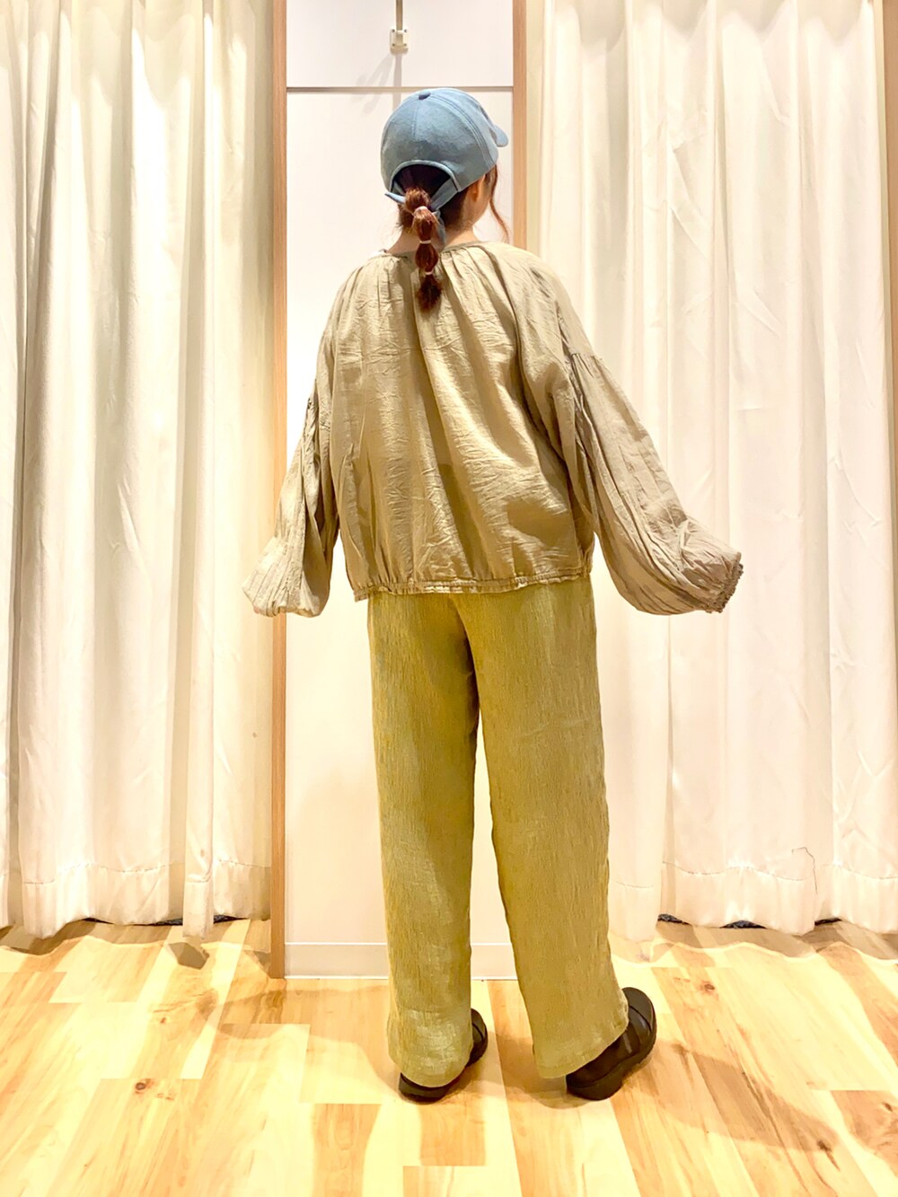 ホワイト系のTシャツ/カットソー、ベージュ系のシャツ/ブラウス、グリーン系のその他パンツを着用したレディースの春コーディネートの2枚目の写真