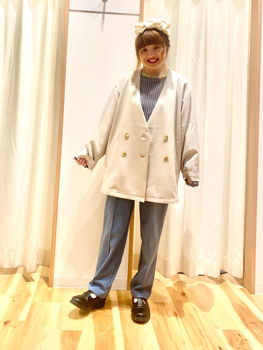 ブラック系のカーディガン/ボレロ、グリーン系のTシャツ/カットソー、ベージュ系のノーカラージャケットを着用したレディースの春コーディネートの2枚目の写真