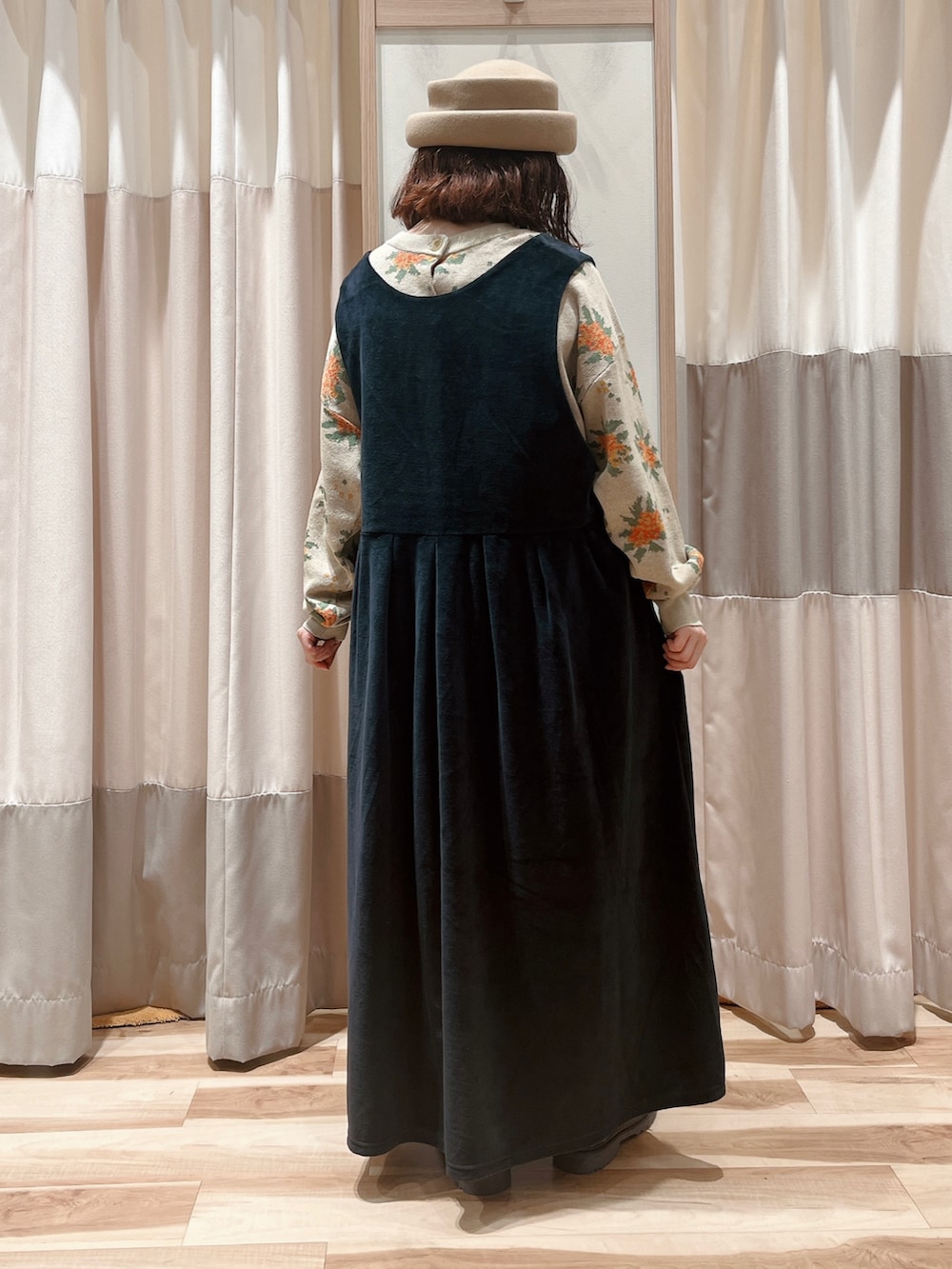 ブラック系のワンピース、ベージュ系のカーディガン/ボレロ、ベージュ系のドレスシューズを着用したレディースの秋コーディネートの2枚目の写真