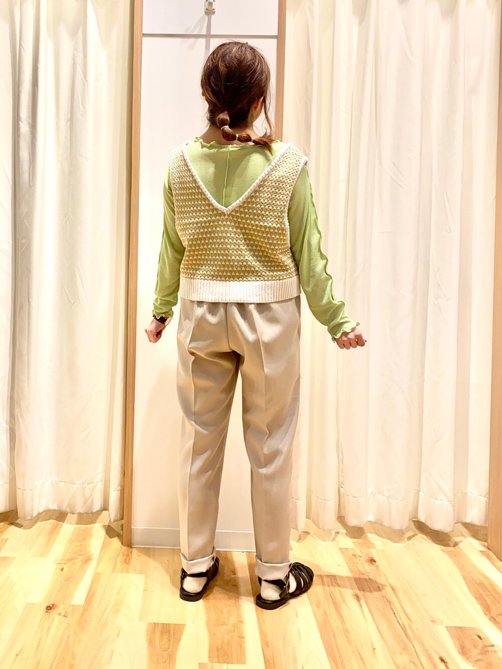 グリーン系のニット/セーター、グリーン系のTシャツ/カットソー、グレー系のその他パンツを着用したレディースの春コーディネートの2枚目の写真