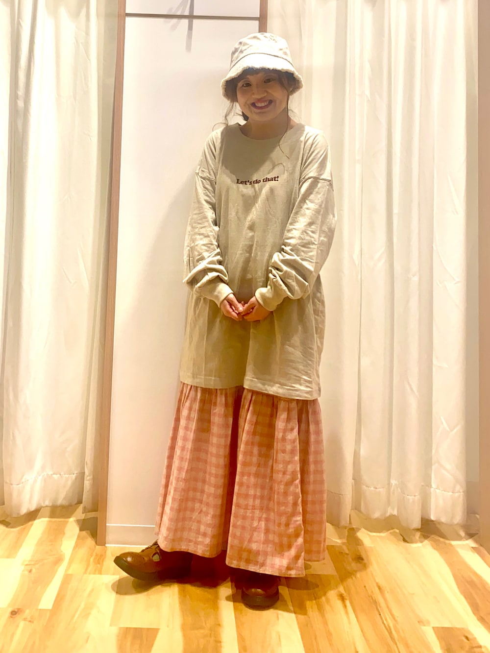 ホワイト系のベスト、ベージュ系のTシャツ/カットソー、ピンク系のスカートを着用したレディースの春コーディネートの3枚目の写真