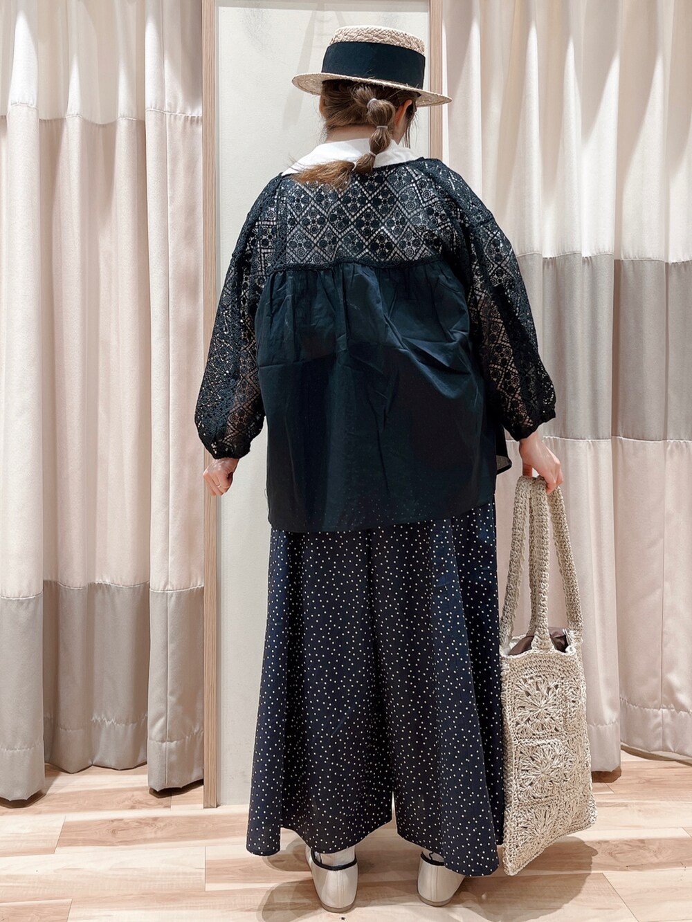 ブラック系のシャツ/ブラウス、ホワイト系のTシャツ/カットソー、ブルー系のその他パンツを着用したレディースの春コーディネートの2枚目の写真