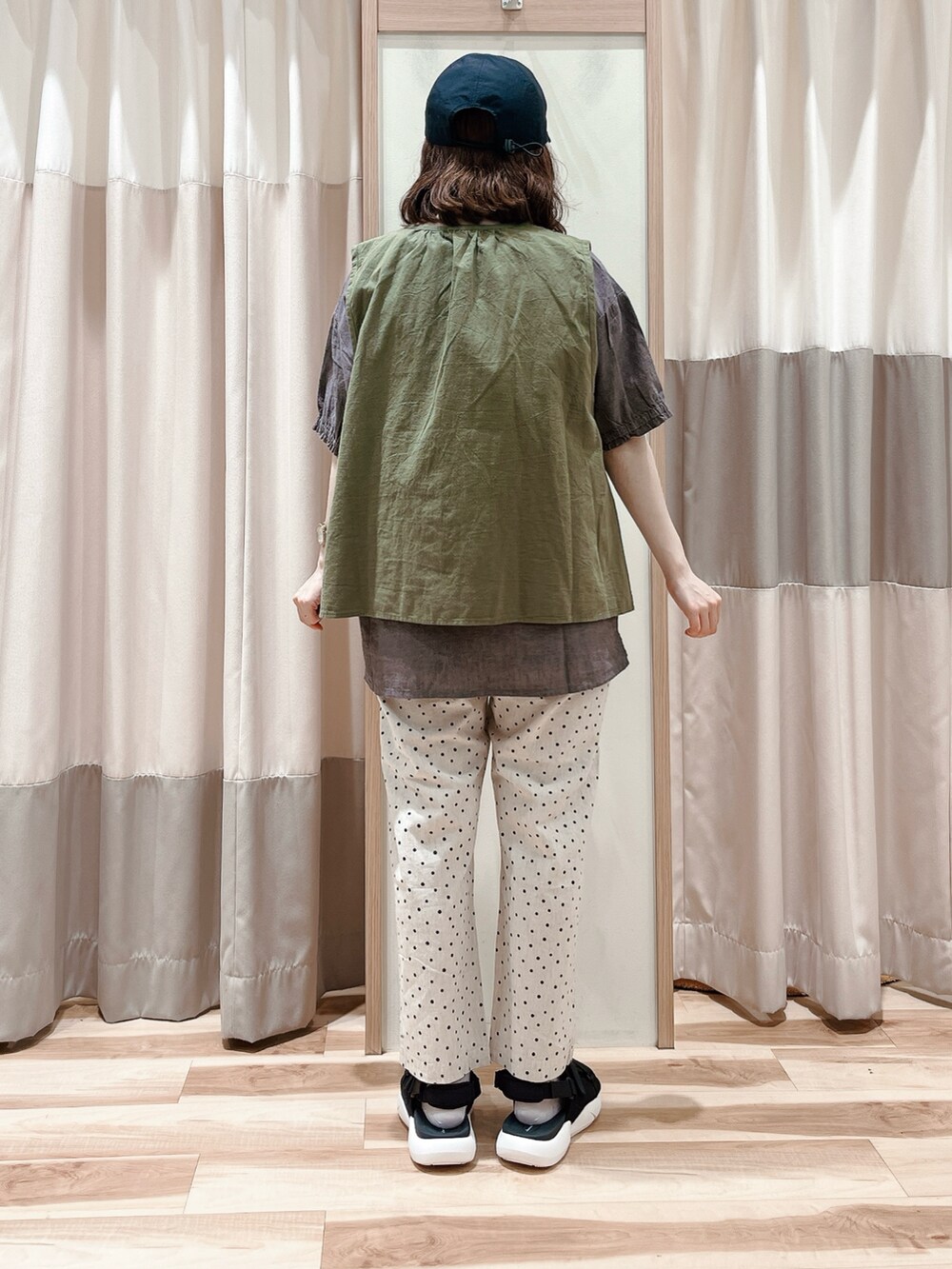 グリーン系のベスト、グレー系のシャツ/ブラウス、ホワイト系のその他パンツを着用したレディースの夏コーディネートの2枚目の写真