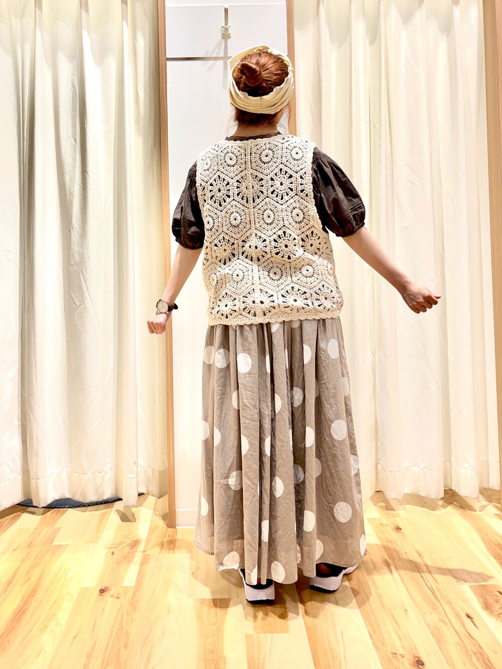 ベージュ系のベスト、ブラウン系のシャツ/ブラウス、ブラウン系のスカートを着用したレディースの夏コーディネートの2枚目の写真