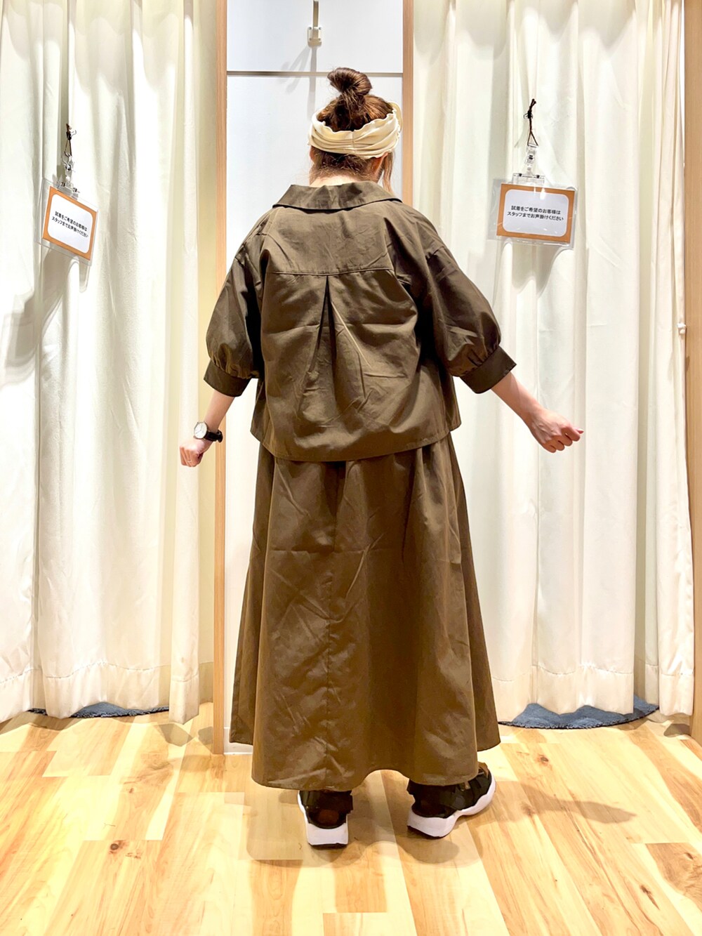 ブラウン系のシャツ/ブラウス、ホワイト系のTシャツ/カットソー、グリーン系のスカートを着用したレディースの夏コーディネートの2枚目の写真