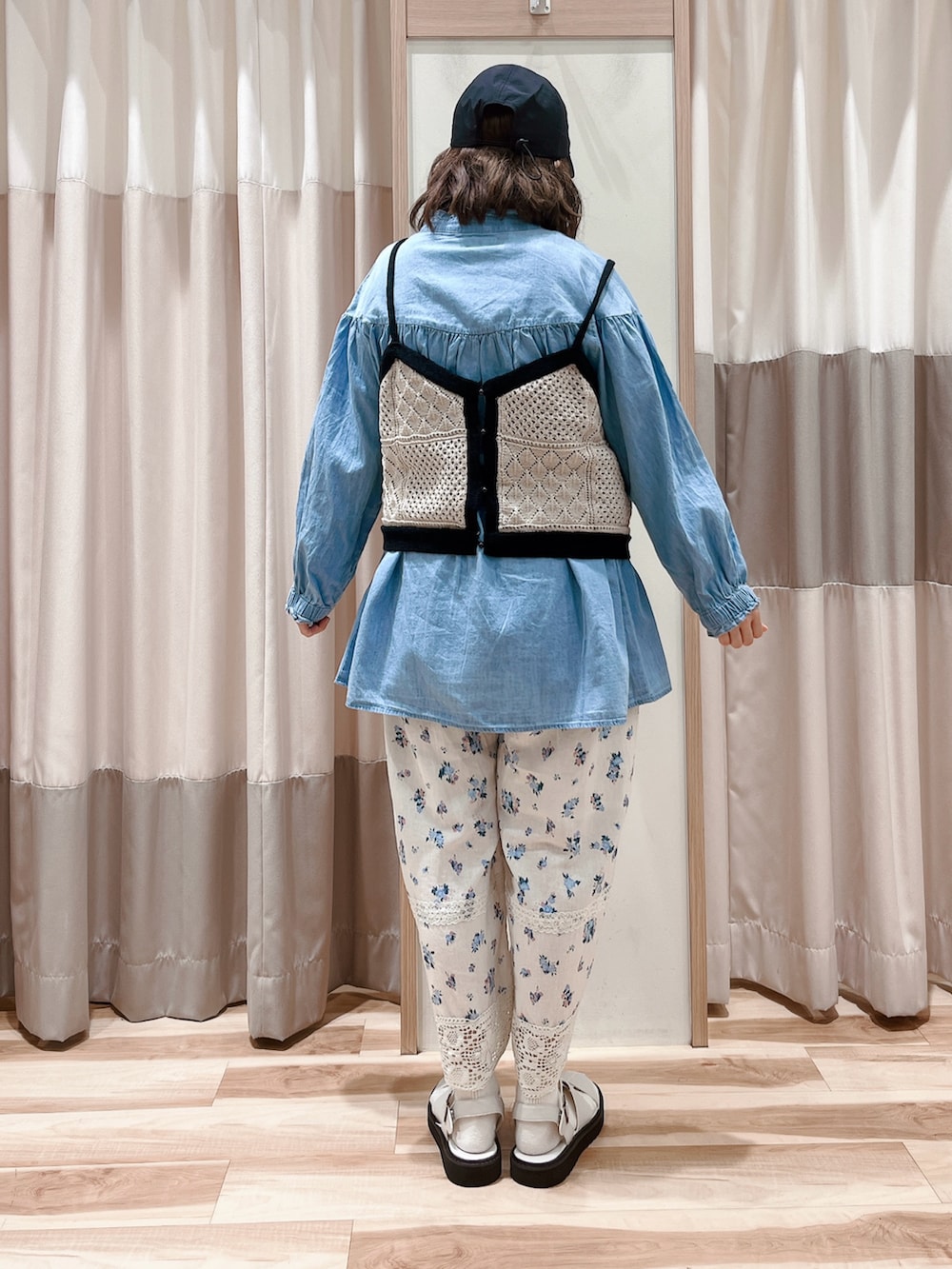 ホワイト系のキャミソール、ブルー系のシャツ/ブラウス、ホワイト系のその他パンツを着用したレディースの春コーディネートの2枚目の写真