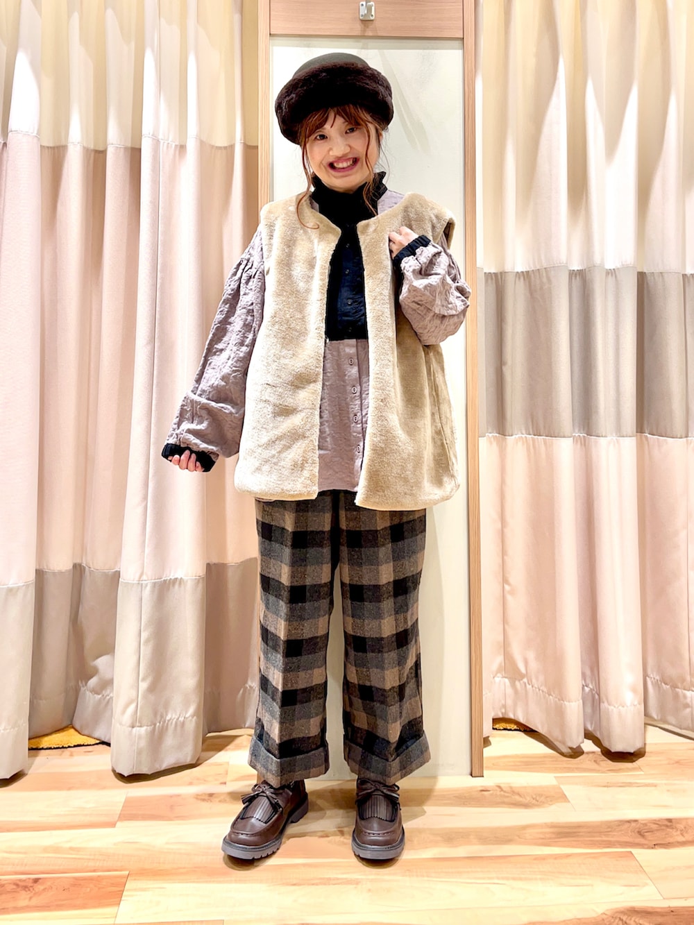 ブラウン系のシャツ/ブラウス、グリーン系のブルゾン、グリーン系のその他パンツを着用したレディースの冬コーディネートの3枚目の写真