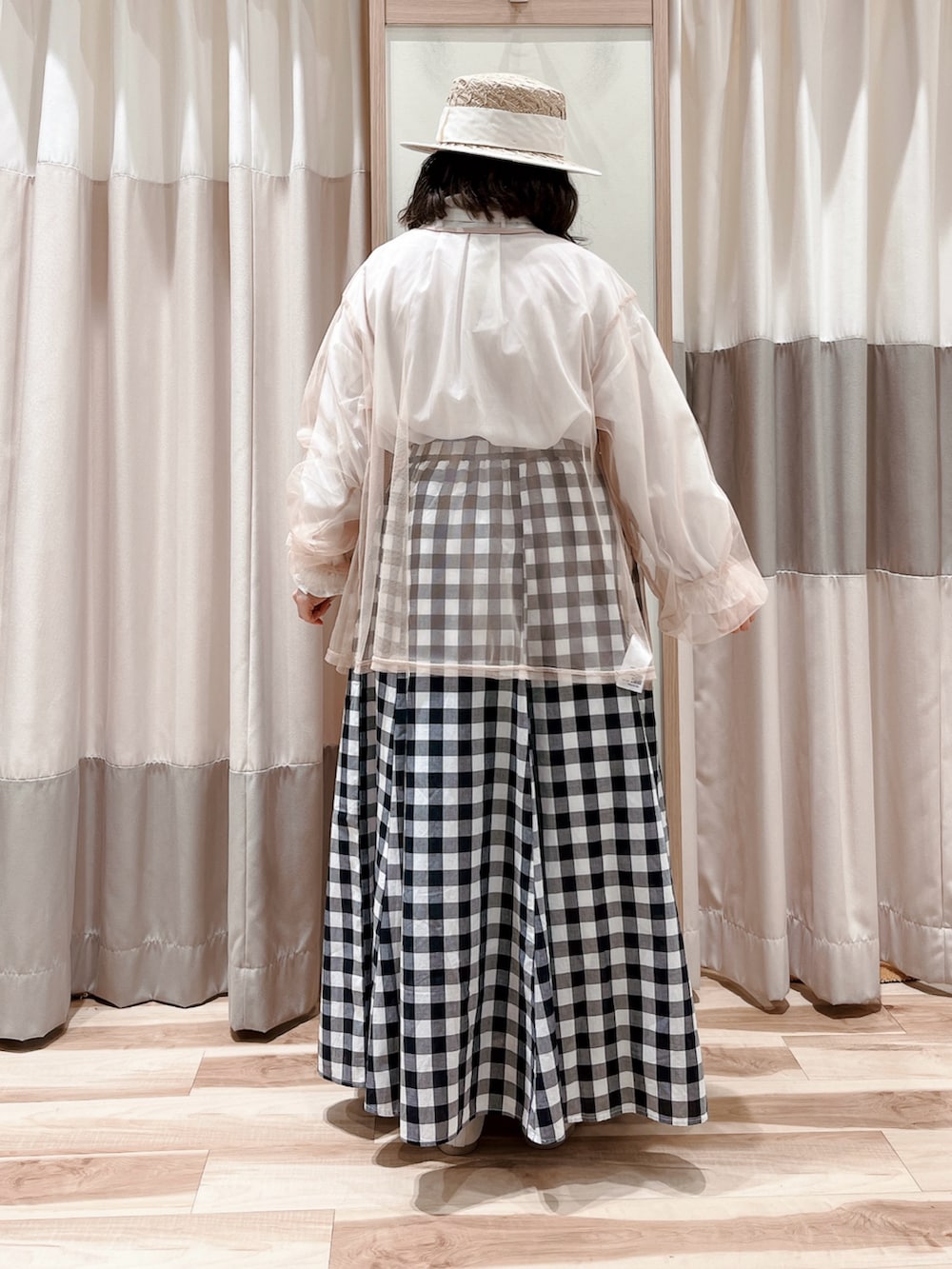 ピンク系のTシャツ/カットソー、ホワイト系のシャツ/ブラウス、ブラック系のスカートを着用したレディースの春コーディネートの2枚目の写真