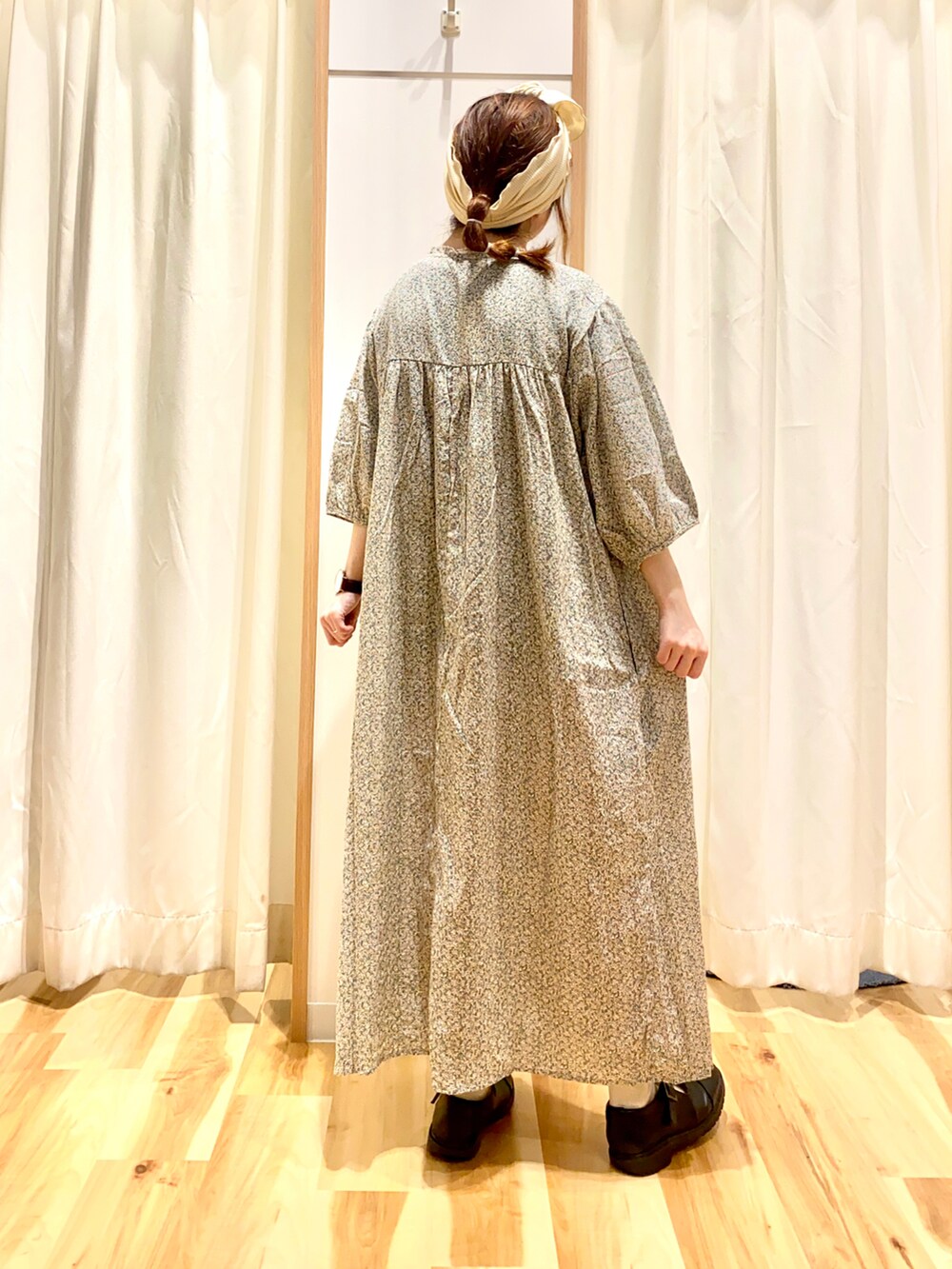 グリーン系のカーディガン/ボレロ、グリーン系のワンピース、ブラック系のドレスシューズを着用したレディースの春コーディネートの4枚目の写真