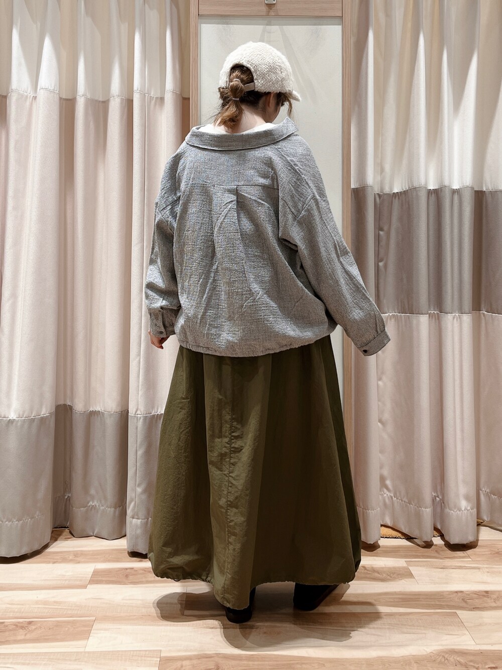 ホワイト系のTシャツ/カットソー、グレー系のシャツ/ブラウス、グリーン系のスカートを着用したレディースの秋コーディネートの2枚目の写真