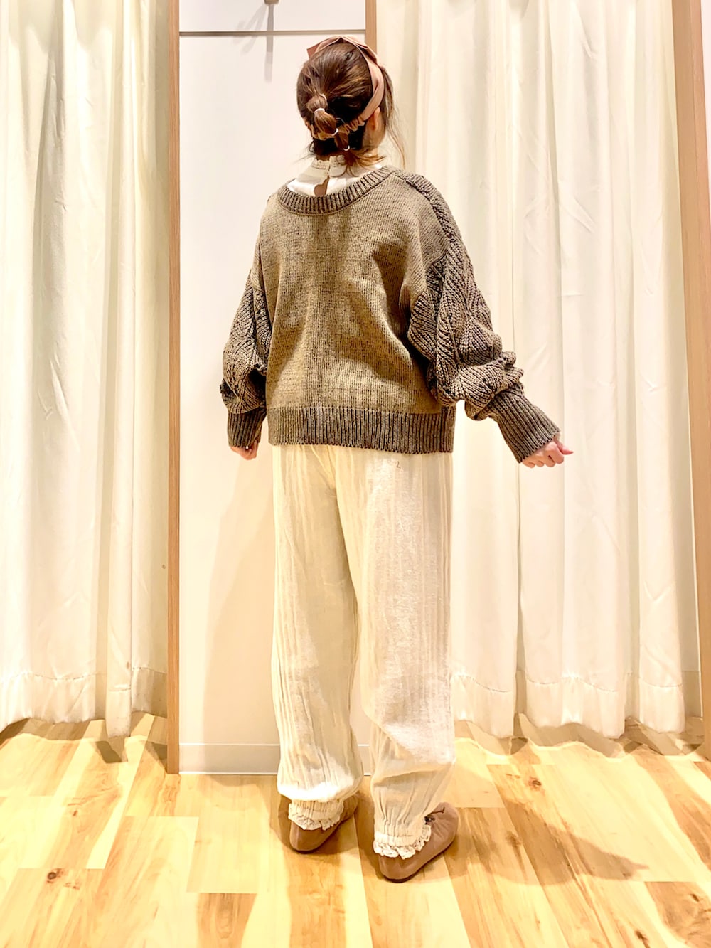 ブラウン系のニット/セーター、ホワイト系のシャツ/ブラウス、ホワイト系のその他パンツを着用したレディースの冬コーディネートの2枚目の写真