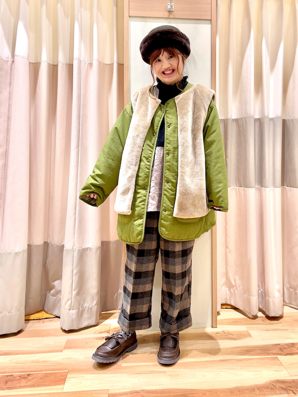 ブラウン系のシャツ/ブラウス、グリーン系のブルゾン、グリーン系のその他パンツを着用したレディースの冬コーディネートの5枚目の写真