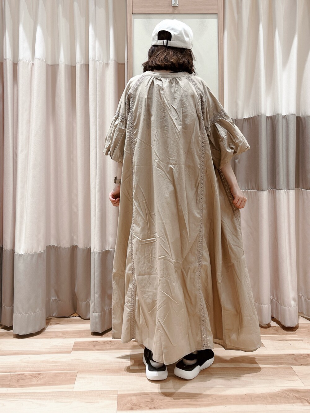 ベージュ系のワンピース、ホワイト系のTシャツ/カットソー、ホワイト系のスカートを着用したレディースの夏コーディネートの2枚目の写真