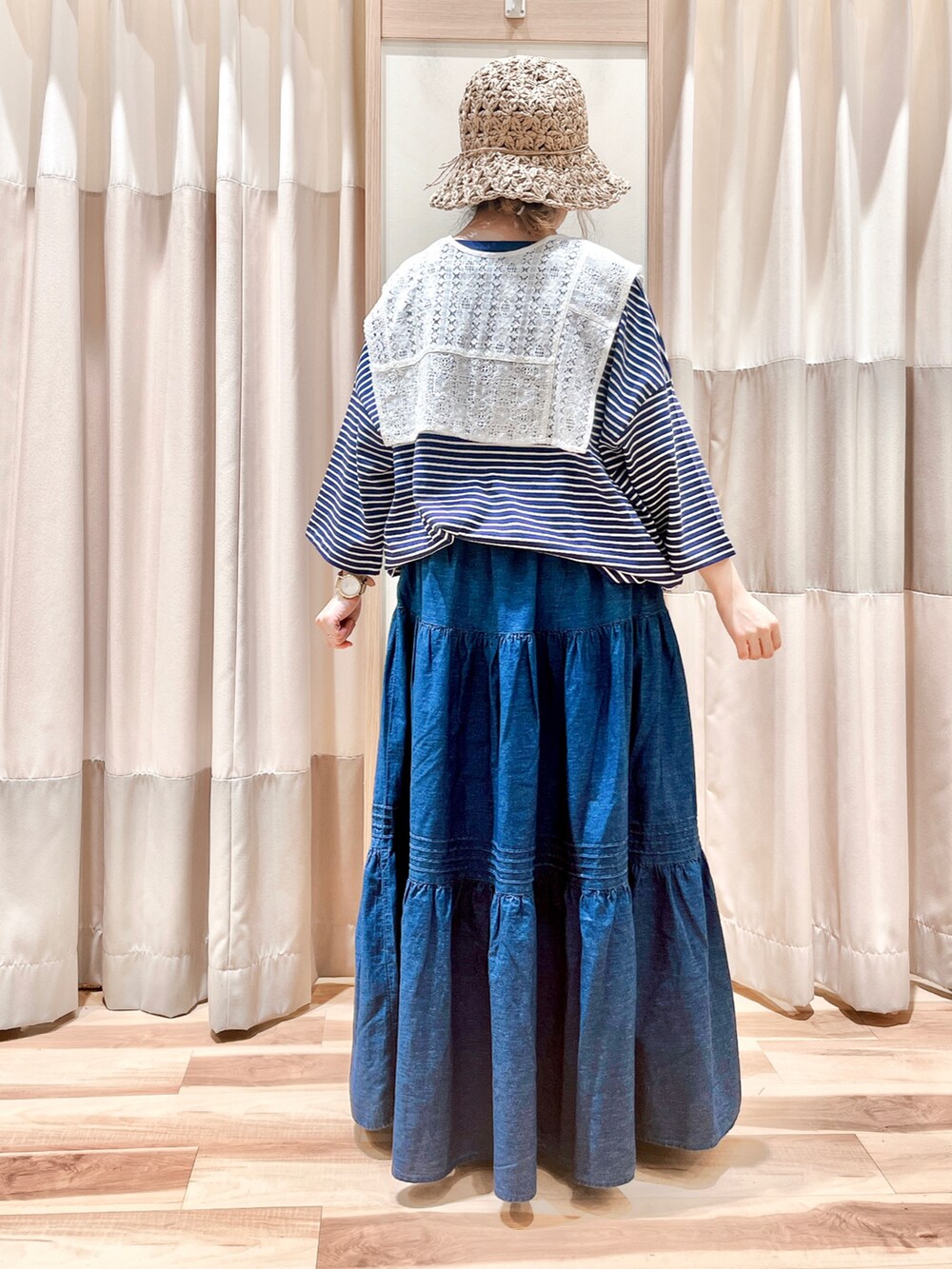 ブルー系のTシャツ/カットソー、ホワイト系のシャツ/ブラウス、ブルー系のスカートを着用したレディースの夏コーディネートの2枚目の写真