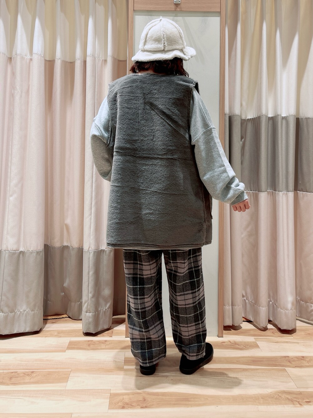 グレー系のベスト、グレー系のTシャツ/カットソー、グレー系のその他パンツを着用したレディースの秋コーディネートの2枚目の写真