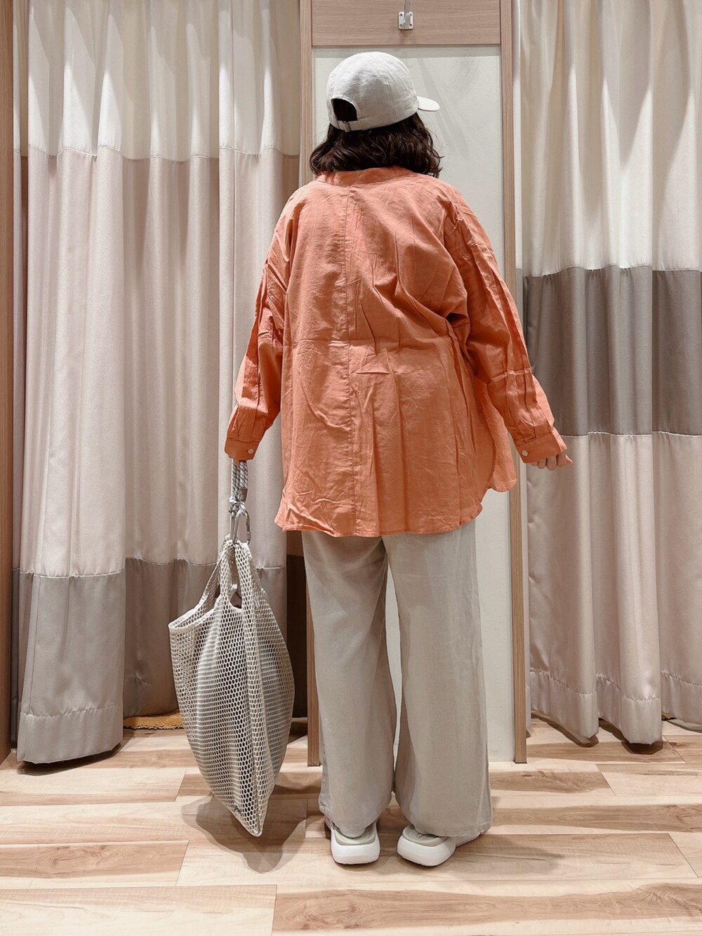 ホワイト系のTシャツ/カットソー、オレンジ系のシャツ/ブラウス、ベージュ系のその他パンツを着用したレディースの夏コーディネートの2枚目の写真